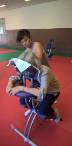 Désirée concentrée dans l'initiation en shiatsu assis